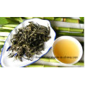 Weißer Tee aus Blättern in der Nähe von Bambus